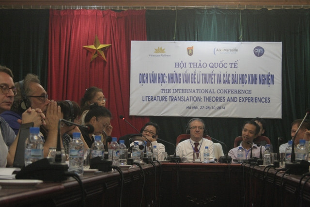Các đại biểu thảo luận tại Hội thảo quốc tế "Dịch văn học: Những vấn đề lý thuyết và các bài học kinh nghiệm".