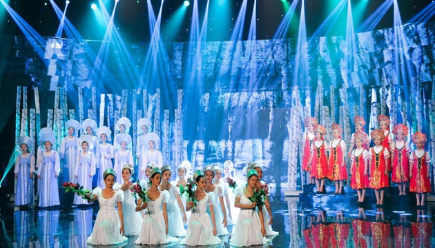 Hợp xướng Ngày mới trình diễn “Cây thùy dương” trong tiếng đàn balalaika.