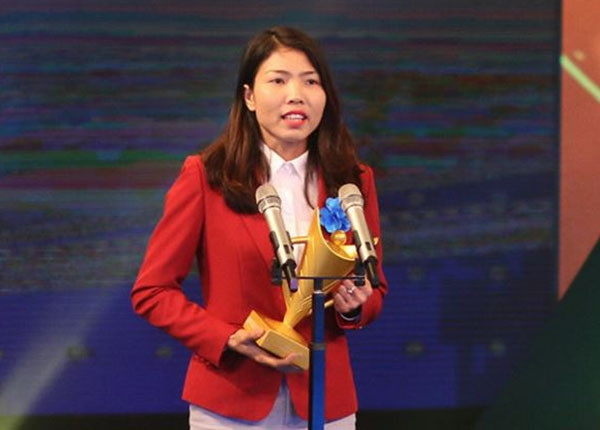 VĐV nhảy xa Bùi Thị Thu Thảo vinh dự nhận giải thưởng ở hạng mục “VĐV nữ của năm”.