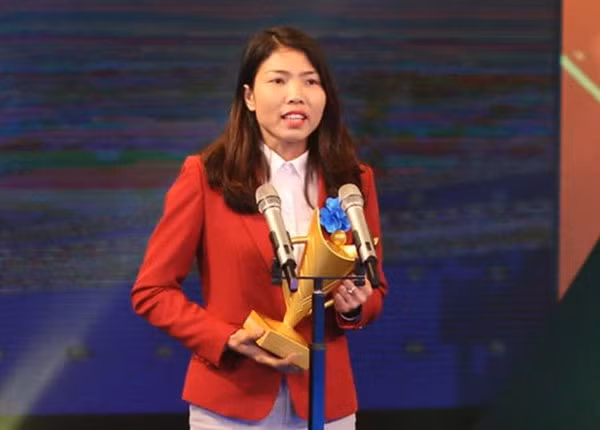 VĐV nhảy xa Bùi Thị Thu Thảo vinh dự nhận giải thưởng ở hạng mục “VĐV nữ của năm”.