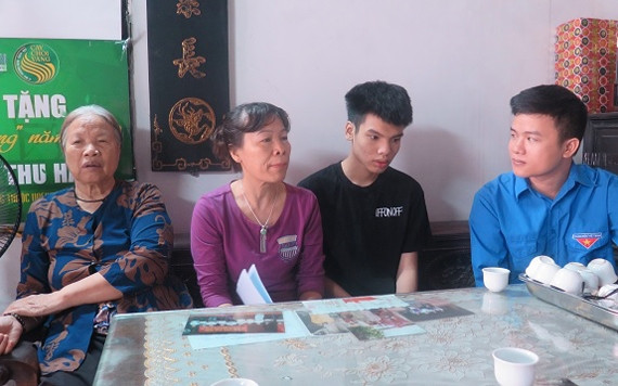 Cháu Đức Anh (áo đen), con trai và người thân của chị Hà.