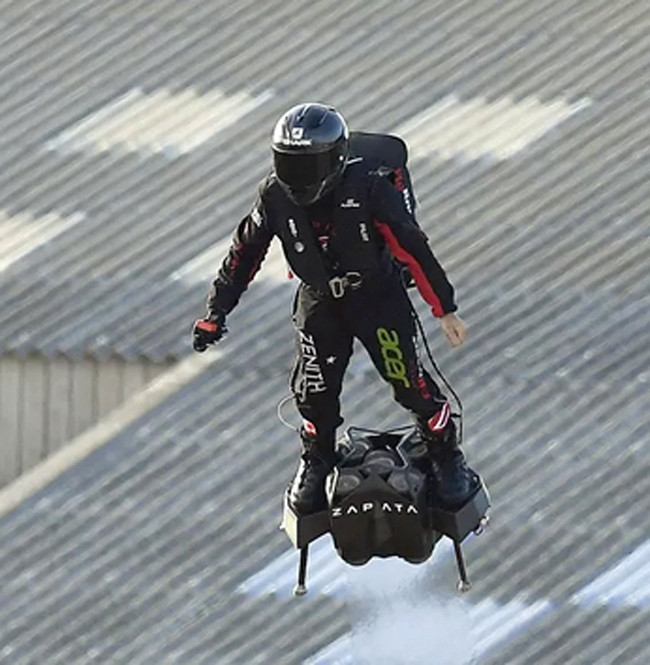 Trên chiếc ván bay 