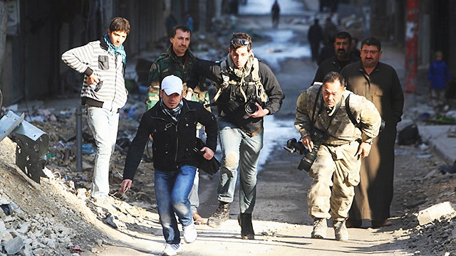 Các phóng viên nước ngoài tại TP Homs của Syria. Ảnh: DAILY MAVERICK
