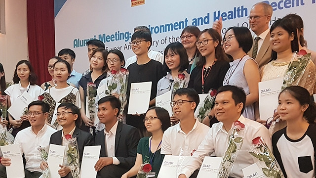 Đại sứ Đức trao học bổng cho các học viên Việt Nam.