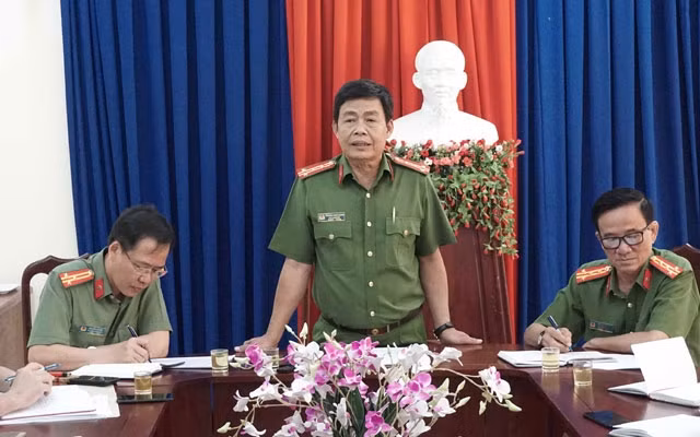 Đại tá Trương Ngọc Danh (đứng) cung cấp thông tin vụ bắt người tại cuộc họp. 