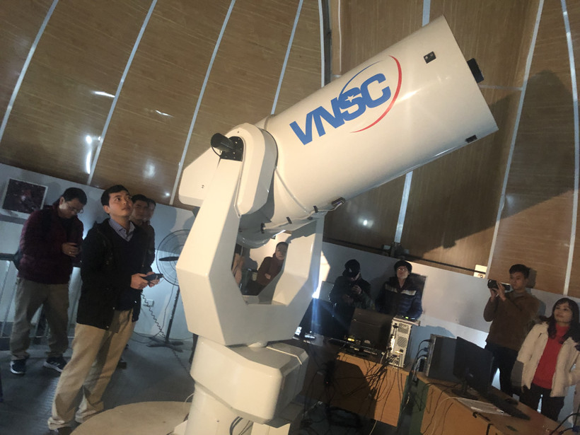 Kỹ sư của Trung tâm Vũ trụ Việt Nam giới thiệu kính thiên văn.