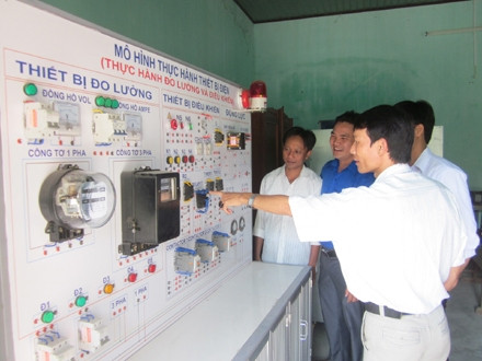 Giờ thực hành lớp nghề điện tại xã Hành Thịnh (Nghĩa Hành, Quảng Ngãi).