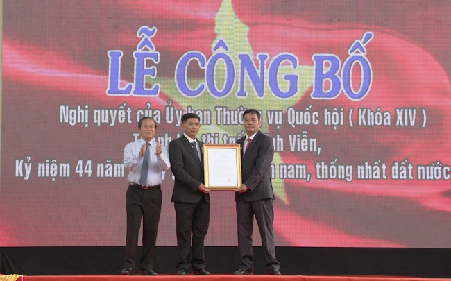 Đồng Chí Đỗ Bá Tỵ trao Nghị Quyết thành lập cho lãnh đạo thị trấn Vĩnh Viễn.