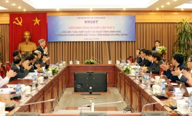 Toàn cảnh diễn đàn.