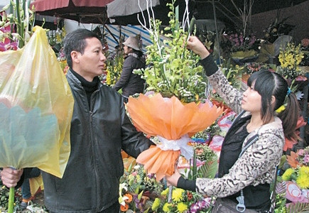 Khách hàng mua hoa trên phố Nguyễn Phong Sắc.