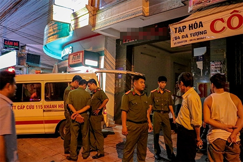 Công an khám nghiệm hiện trường vụ nổ.