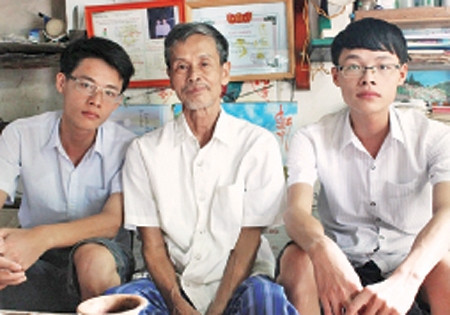 Hai anh em Nguyễn Ngọc Hòa (bên trái) và Nguyễn Phương Nam cùng ông nội, người đã nuôi dạy các em 15 năm qua. Ảnh: KIM SƠN