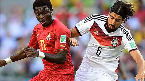 Sulley Ali Muntari của Ghana (trái) và Sami Khedira của Đức (phải) trong một pha tranh bóng. (ảnh: Getty Images)