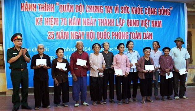 Lãnh đạo bệnh viện trao quà cho người nghèo, gia đình chính sách.