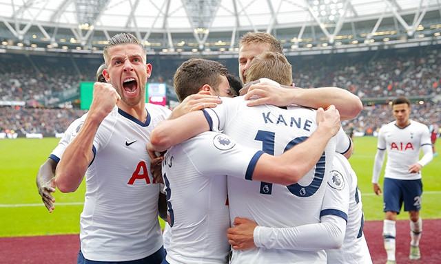 Các cầu thủ Tottenham mừng trận thắng West Ham 3-2.