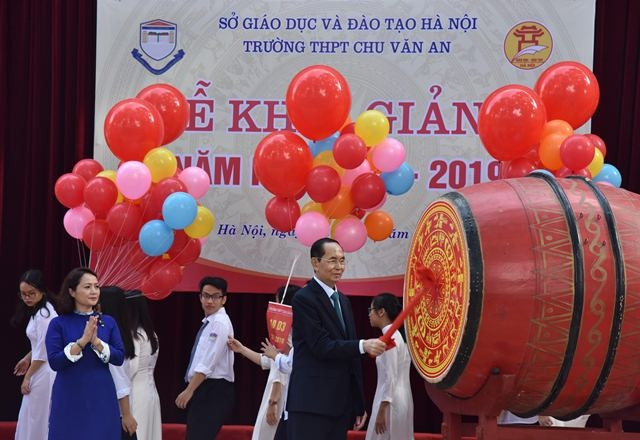 Chủ tịch nước Trần Đại Quang đánh trống khai giảng năm học 2018-2019 tại Trường THPT Chu Văn An, Hà Nội (Ảnh: DUY LINH)
