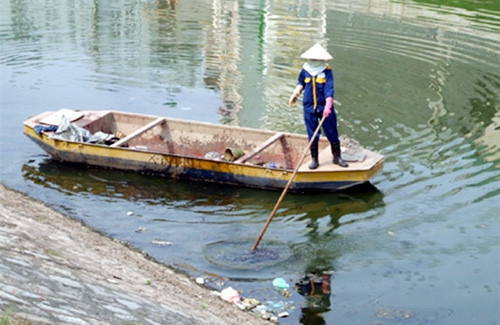 Nguồn nước tại các thành phố lớn ngày càng bị ô nhiễm nặng do rác thải, nước thải sinh hoạt xả thẳng ra sông, hồ. Trong ảnh: Công nhân vệ sinh môi trường nhặt rác nổi trên sô