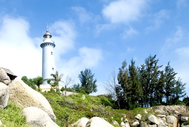 Hải đăng mũi Đại Lãnh xây dựng cách đây hơn 100 năm, điểm thu hút khách du lịch của Phú Yên.