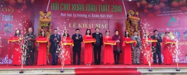 Cắt băng khai mạc hội chợ Xuân Mậu Tuất 2018.