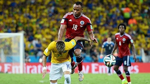 Pha vào bóng này được Zuniga sau đó giải thích là "hoàn toàn không cố ý". (ảnh: Getty Images).