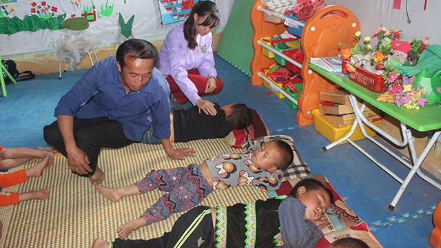 Bữa ăn, giấc ngủ của các cháu đều có thầy Chống chăm sóc, nâng niu.