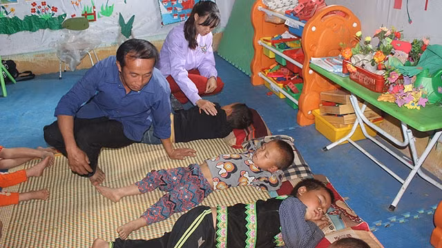 Bữa ăn, giấc ngủ của các cháu đều có thầy Chống chăm sóc, nâng niu.