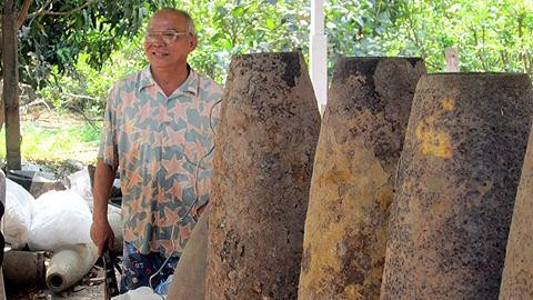 Ông Tú Lâm bên bộ sưu tầm độc đáo của mình.