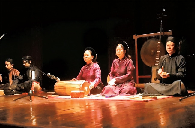 Các nghệ sĩ nhóm Đông Kinh cổ nhạc trong một tiết mục sân khấu chèo tại Hà Nội. Ảnh: THANH HOÀI