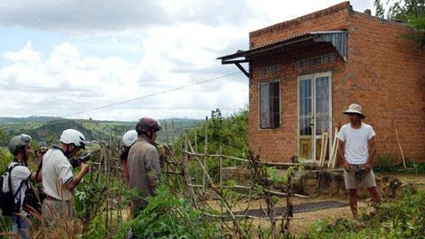 Người thân và PV thuyết phục ông Minh để vào tiếp xúc với cô gái.