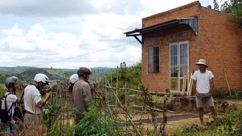 Người thân và PV thuyết phục ông Minh để vào tiếp xúc với cô gái.