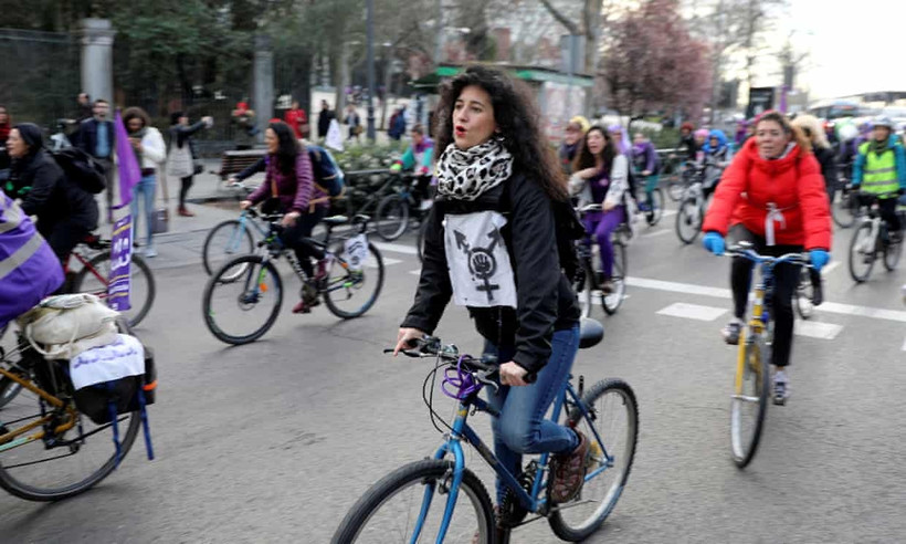 Cuộc tuần hành bằng xe đạp yêu cầu nữ quyền của phụ nữ Tây Ban Nha (Ảnh: Reuters)