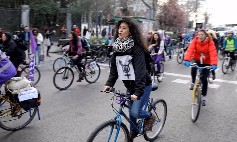 Cuộc tuần hành bằng xe đạp yêu cầu nữ quyền của phụ nữ Tây Ban Nha (Ảnh: Reuters)