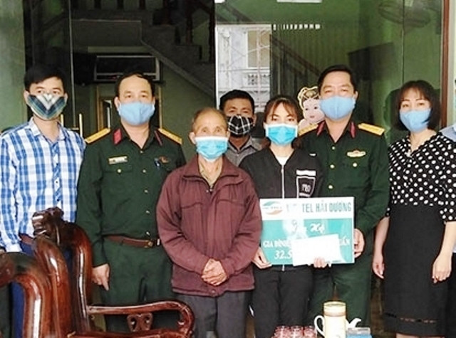 Viettel Hải Dương hỗ trợ gia đình anh Hoàng Văn Tuấn số tiền hơn 32 triệu đồng.