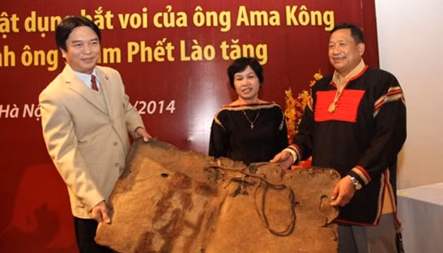 Giám đốc Bảo tàng Dân tộc học Việt Nam tiếp nhận hiện vật từ gia đình ông Khăm Phết Lào.