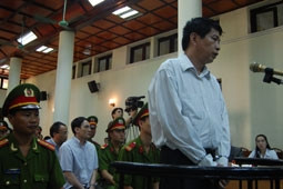 Bùi Tiến Dũng trả lời Hội đồng xét xử<br>Ảnh: Bảo Anh