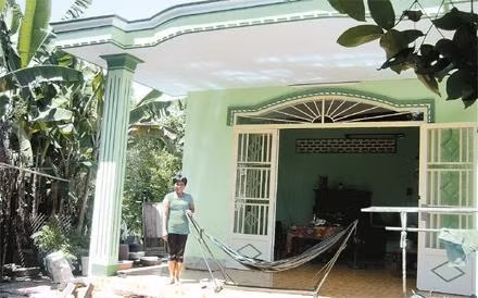 Ngôi nhà khang trang của gia đình anh Trần Văn Của được xây từ thu nhập hái rau mốp.