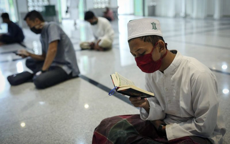 Người Hồi giáo ở In-đô-nê-xi-a giữ khoảng cách khi đến cầu nguyện tại nhà thờ trong tháng lễ Ra-ma-đan. Ảnh AP