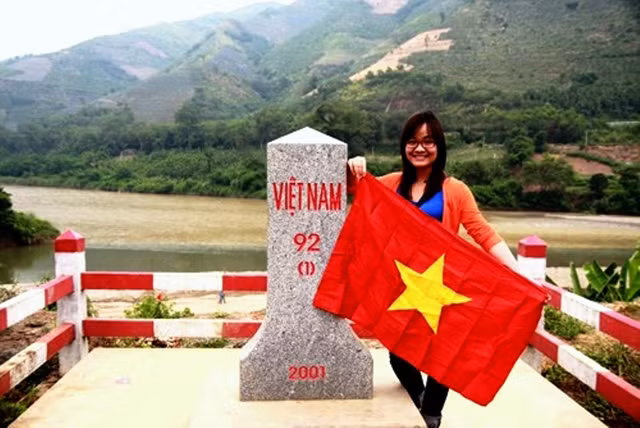 Nụ cười nơi sông Hồng chảy vào đất Việt. Ảnh: Thùy Mai