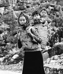 Làm gì để trẻ em nghèo  bớt khổ ?