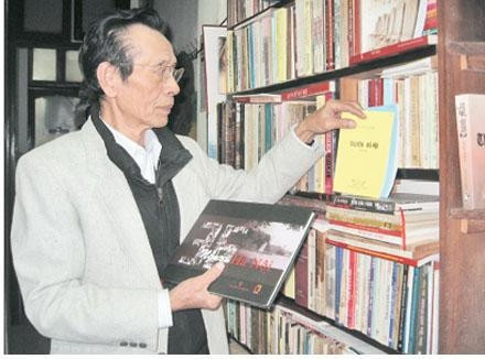 Ông Phan Trác Cảnh giới thiệu những cuốn sách cũ viết về Hà Nội.