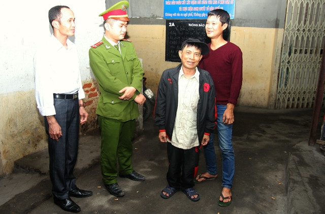 Cảnh sát khu vực phường Đồng Tâm, quận Hai Bà Trưng (Hà Nội) thăm hỏi, động viên người dân ở "xóm chạy thận" . 