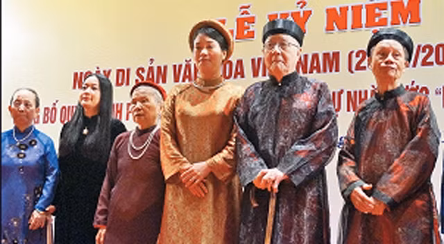 Nghệ nhân Nguyễn Văn Mùi (người thứ hai từ phải sang) và con gái trong lễ công bố quyết định trao tặng danh hiệu Nghệ nhân Ưu tú của TP Hà Nội.