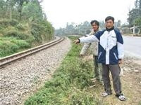 Anh Dân (đứng trước) bên đoạn đường ray - nơi mà đoàn tàu Thống Nhất dừng hẳn đêm 20-1-2007 (ảnh: Tuổi trẻ).