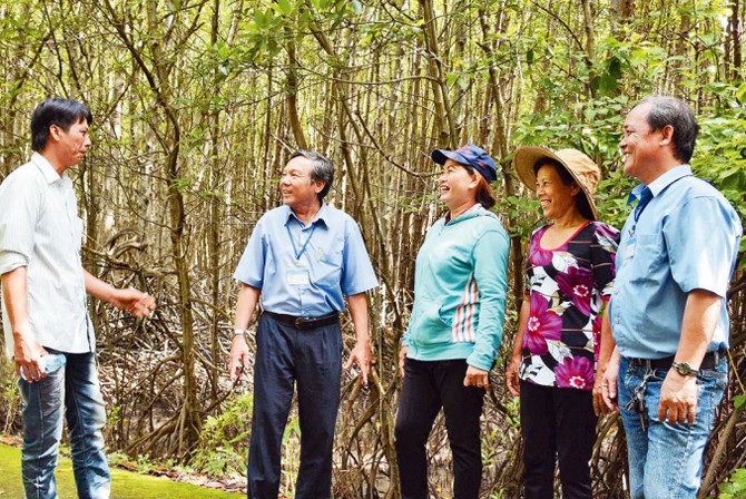 Cán bộ Ban Quản lý cùng đại diện Hội Phụ nữ, MTTQ huyện và hộ nhận khoán trao đổi công tác bảo vệ rừng phòng hộ Cần Giờ.