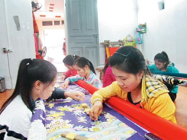 Nghề thêu phục chế ở Đông Cứu, xã Dũng Tiến (huyện Thường Tín) được đề nghị trở thành di sản văn hóa phi vật thể quốc gia.