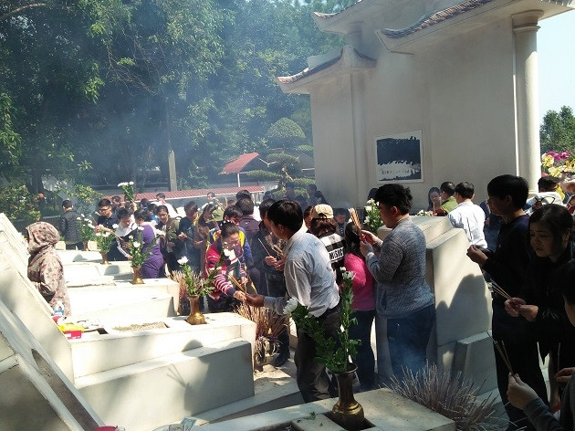 Du khách đến thăp hương tại di tích ngã ba Đồng Lộc.