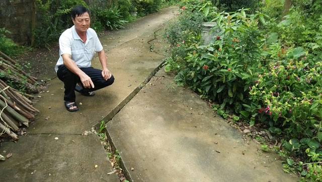 Đường vào nhà ông Đào Quốc Tuấn ở tổ 14, thị trấn Trại Cau bị lún, nứt toác.