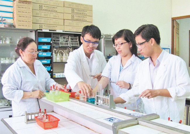 Học sinh Trường THPT chuyên Lê Hồng Phong làm thí nghiệm khoa học tại phòng thí nghiệm của trường. Ảnh: NGUYỄN NAM