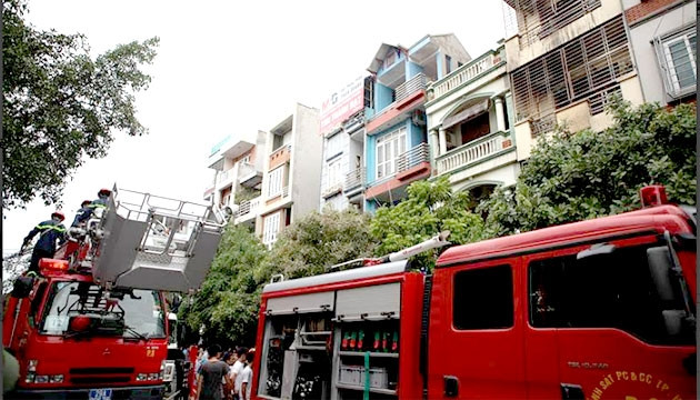 Lực lượng cảnh sát PCCC huy động sáu xe cứu hỏa cùng hàng chục chiến sĩ đến hiện trường dập lửa.