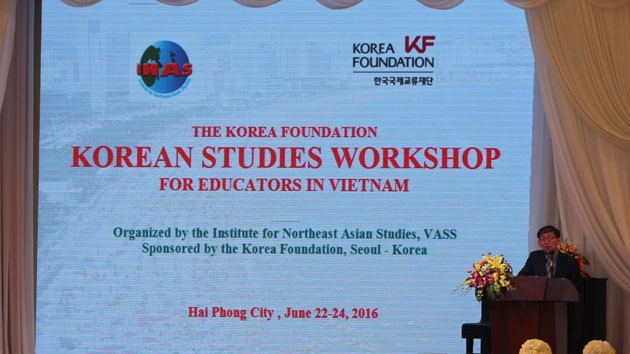 Ngài Park Kyoung-chul, Giám đốc văn phòng Quỹ Giao lưu quốc tế Hàn Quốc tại Hà Nội phát biểu tại hội thảo.